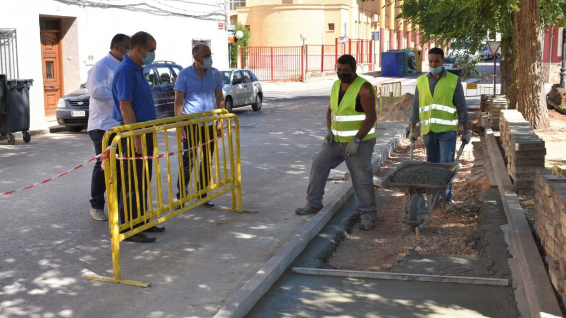 El Ayuntamiento de Villarrobledo realiza obras en el parque de El Terrero que incluyen ampliación de acerado y un “pipicán”.