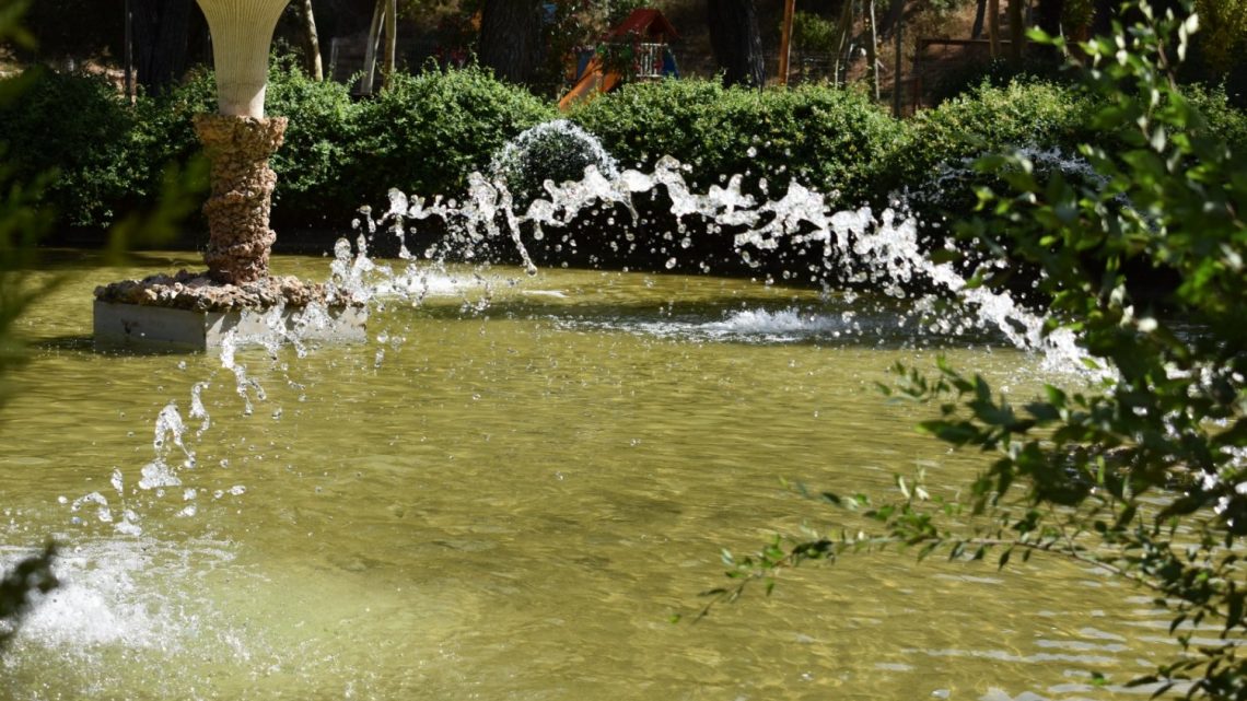 El servicio de parques y jardines termina los trabajos de limpieza y reparación de emblemático estanque del “parque de los patos” de Villarrobledo