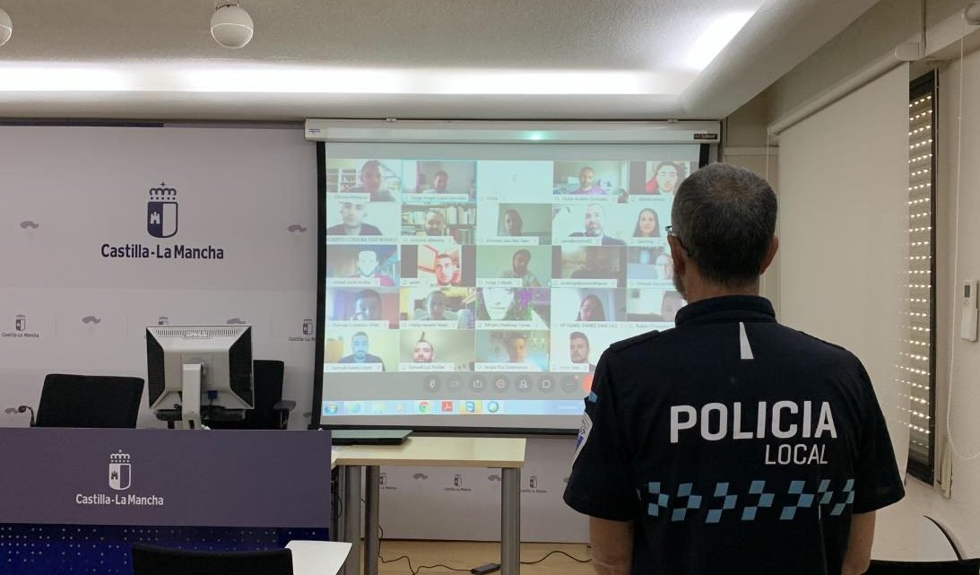 Los cuerpos de Policía Local de 35 municipios de la región cuentan desde este viernes con 100 nuevos agentes y 32 mandos más Los cuerpos de Policía Local de 35 municipios de la región cuentan desde este viernes con 100 nuevos agentes y 32 mandos más