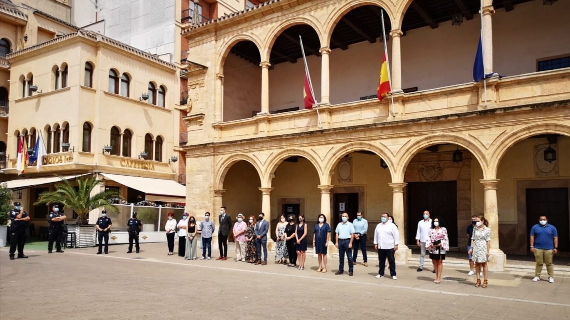 Día de Luto Municipal en Villarrobledo con minuto de silencio y banderas a media asta por las víctimas de la pandemia Día de Luto Municipal en Villarrobledo con minuto de silencio y banderas a media asta por las víctimas de la pandemia
