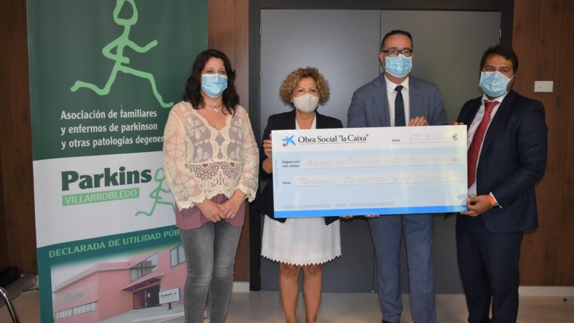Cristina García asiste a la entrega del cheque de la Obra Social La Caixa al proyecto “No te Rindas, Actívate” de la Asociación de Parkinson Villarro