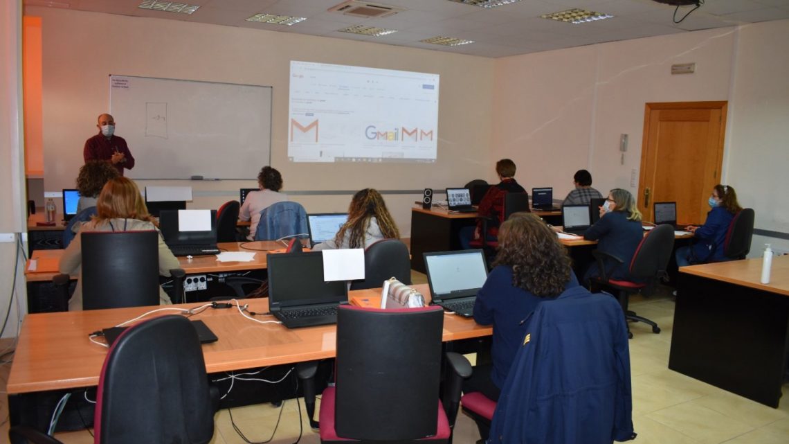 La Agencia de Desarrollo de Villarrobledo imparte cursos sobre el uso de internet para mayores de 55 años.