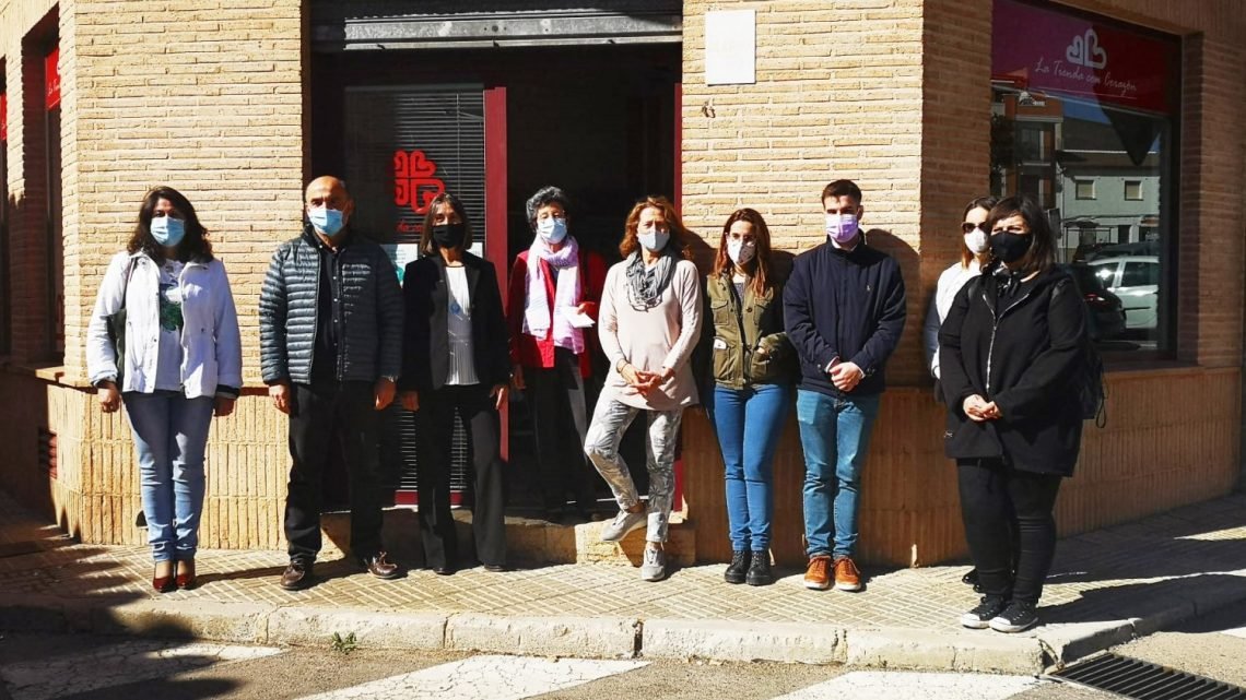 Valentín Bueno visita la Tienda con Corazón de Cáritas que reabre sus puertas con todas las garantías sanitarias. Valentín Bueno visita la Tienda con Corazón de Cáritas que reabre sus puertas con todas las garantías sanitarias.