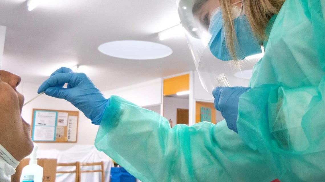 En las últimas 24 horas se han registrado 198 casos por infección de coronavirus. Por provincias, Toledo ha registrado 88 casos, Ciudad Real 43, Guadalajara 42, Albacete 18 y Cuenca 7. En las últimas 24 horas se han registrado 198 casos por infección de coronavirus. Por provincias, Toledo ha registrado 88 casos, Ciudad Real 43, Guadalajara 42, Albacete 18 y Cuenca 7.