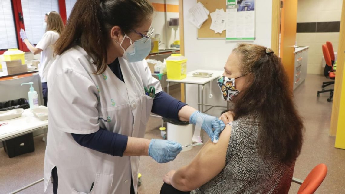 Castilla-La Mancha ha vacunado contra el COVID-19 a más de 23.500 personas en las últimas 48 horas Castilla-La Mancha ha vacunado contra el COVID-19 a más de 23.500 personas en las últimas 48 horas