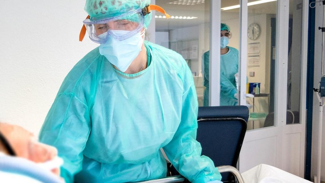 En las últimas 24 horas se han registrado 498 casos por infección de coronavirus. Por provincias, Toledo ha registrado 169 casos, Albacete 98, Guadalajara 82, Ciudad Real 80 y Cuenca 69. En las últimas 24 horas se han registrado 498 casos por infección de coronavirus. Por provincias, Toledo ha registrado 169 casos, Albacete 98, Guadalajara 82, Ciudad Real 80 y Cuenca 69.