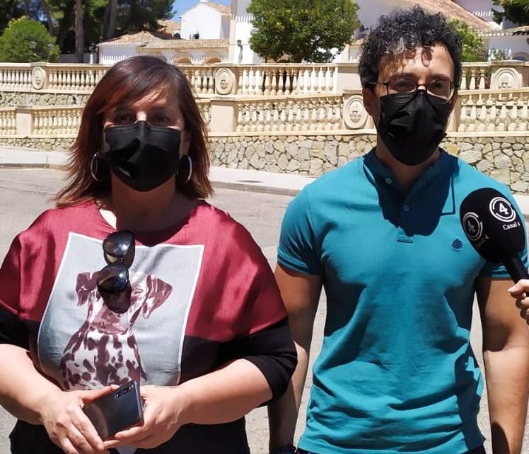 Esta mañana el concejal socialista José Luis Ruiz y la portavoz Caridad Ballesteros se han desplazado a la travesía Virgen donde ha ofrecido una rueda de prensa para denunciar el mal estado en el que se encuentra las calles del municipio. Esta mañana el concejal socialista José Luis Ruiz y la portavoz Caridad Ballesteros se han desplazado a la travesía Virgen donde ha ofrecido una rueda de prensa para denunciar el mal estado en el que se encuentra las calles del municipio.