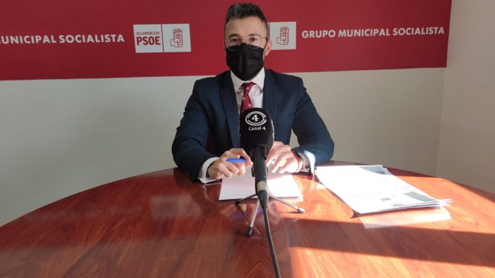 Esta mañana el concejal socialista José Luis Ruiz ofrecía una rueda de prensa para denunciar la situación de abandono en la que se encuentran las calles de Villarrobledo.